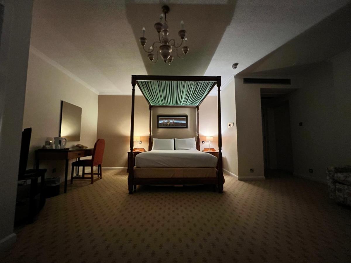Double Room Four Poster Bed,1374695834:JPEG